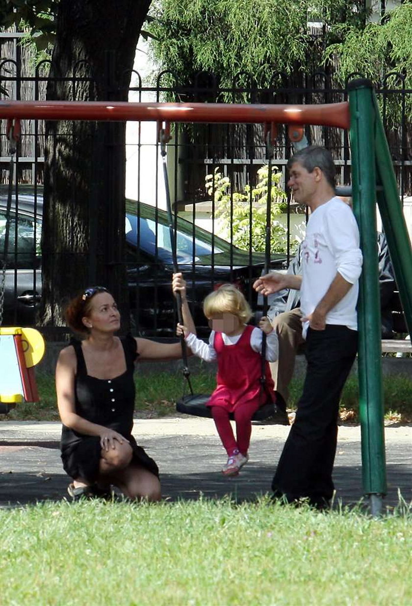 Henryk Gołębiewski z żoną i córką na placu zabaw. FOTO