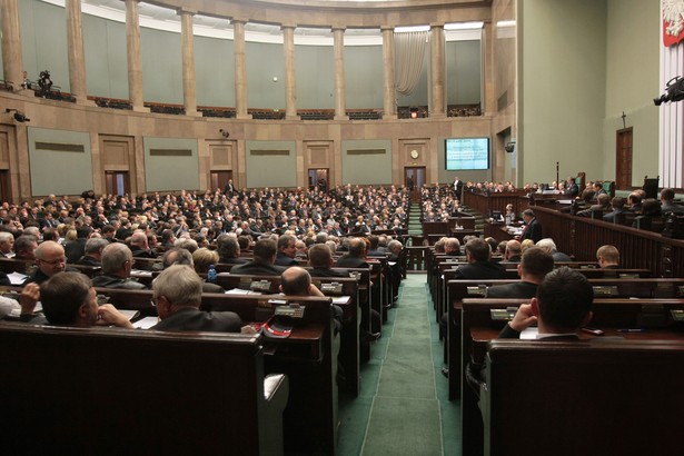 Przed parlamentarzystami stoi konieczność zmiany polskich przepisów, aby umożliwić wprowadzenie w Polsce wspólnej waluty Fot. PAP