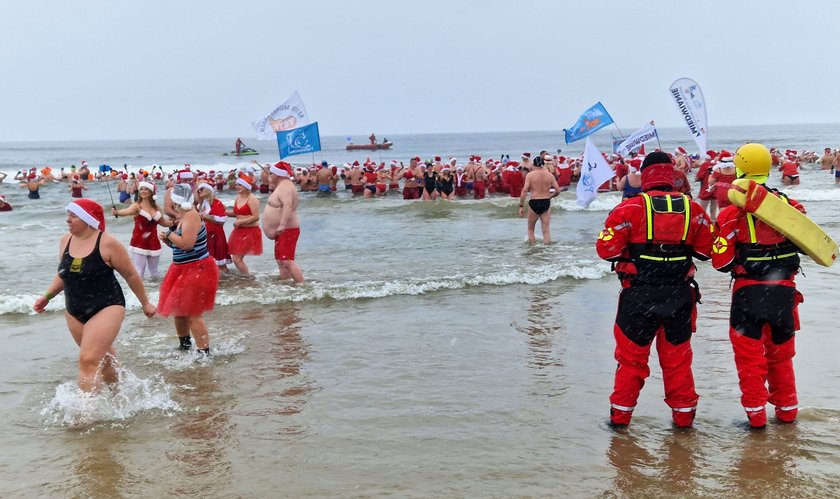 Morze w Świnoujściu zrobiło się czerwone! Wszystko przez fanów morsowania