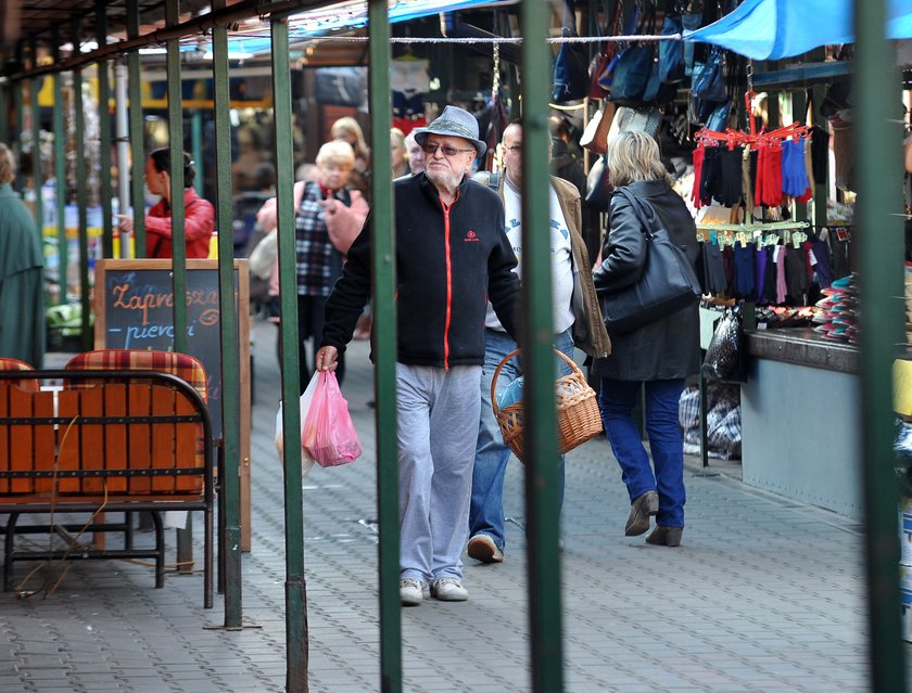 Jan Nowicki robi zakupy na bazarku w Krakowie