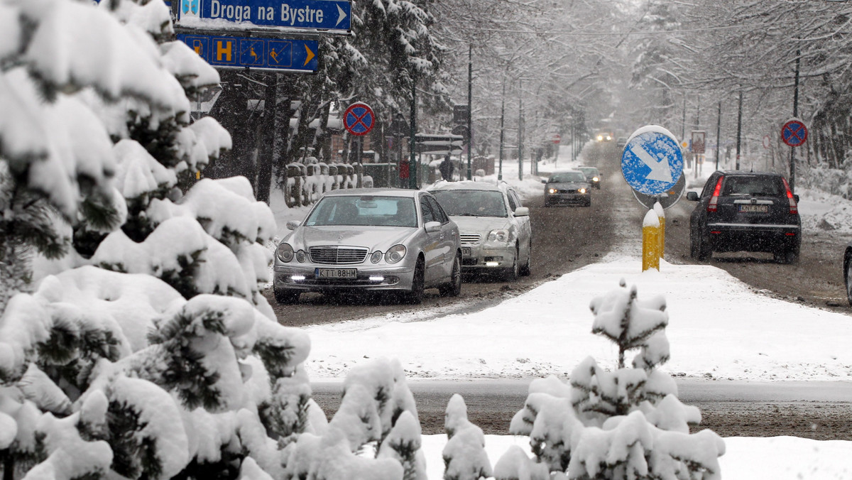 W Zakopanem w nocy z niedzieli na poniedziałek obficie padał śnieg. W mieście leży kilkanaście cm białego puchu; na Kasprowym Wierchu spadło pół metra śniegu. Na drogach zrobiło się ślisko, od nocy w Małopolsce pracuje kilkadziesiąt pługów.