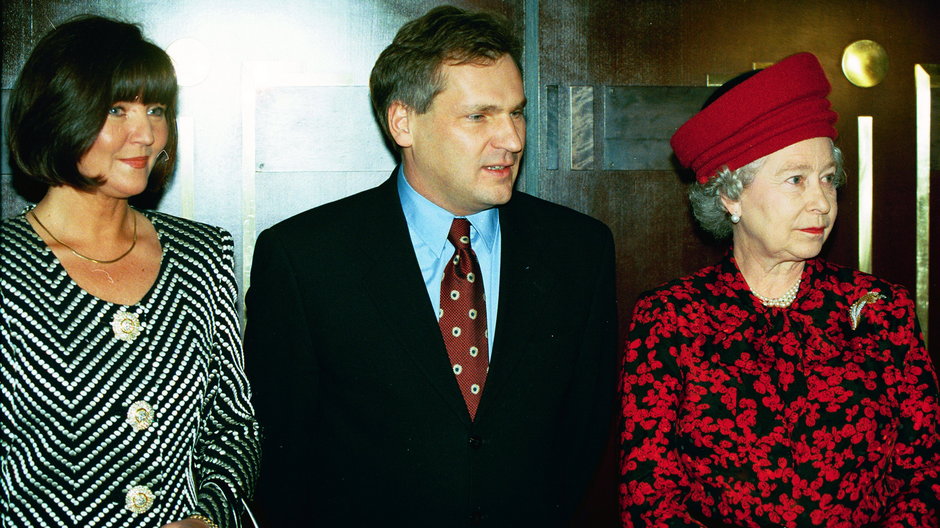 Jolanta Kwaśniewska, prezydent Aleksander Kwaśniewski i królowa Elżbieta II podczas wizyty brytyjskiej pary królewskiej w Polsce w 1996 r.