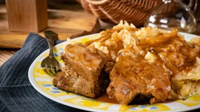 Pyszny obiad na sobotę. Podajemy przepis, Ty gotujesz. Mięciutkie żeberka po staropolsku