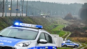 Eksplozja na trasie Warszawa–Lublin zniszczyła tor kolejowy. Donald Tusk: To akt dywersji. Co to znaczy?