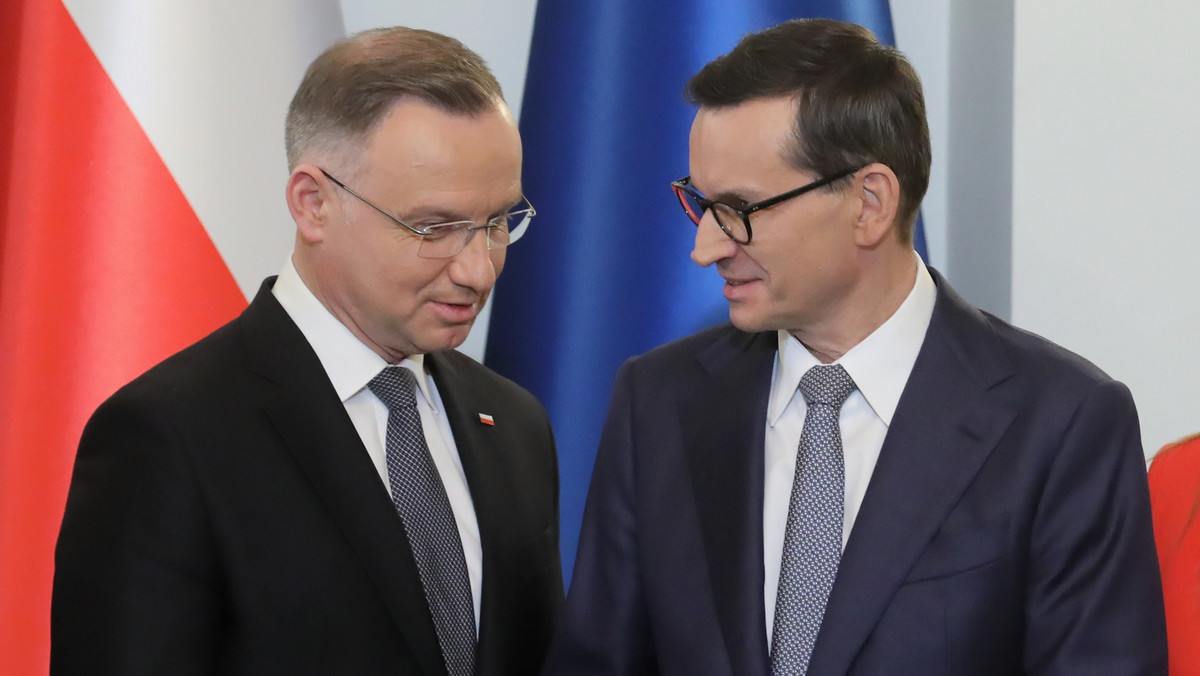 "Stan Wyjątkowy". Morawiecki przegra wybory, ale odsunie Kaczyńskiego? Zakulisowe szachy w PiS