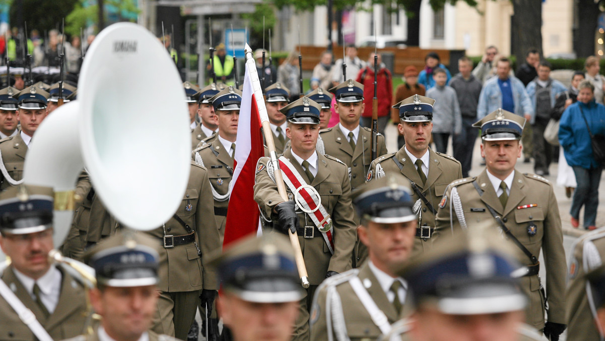 Uroczystości wojskowe na Pl. Piłsudskiego, msza święta w Katedrze Polowej, piknik rodzinny w Muzeum Powstania Warszawskiego. To część propozycji obchodów Dnia Flagi - informuje tvnwarszawa.pl.