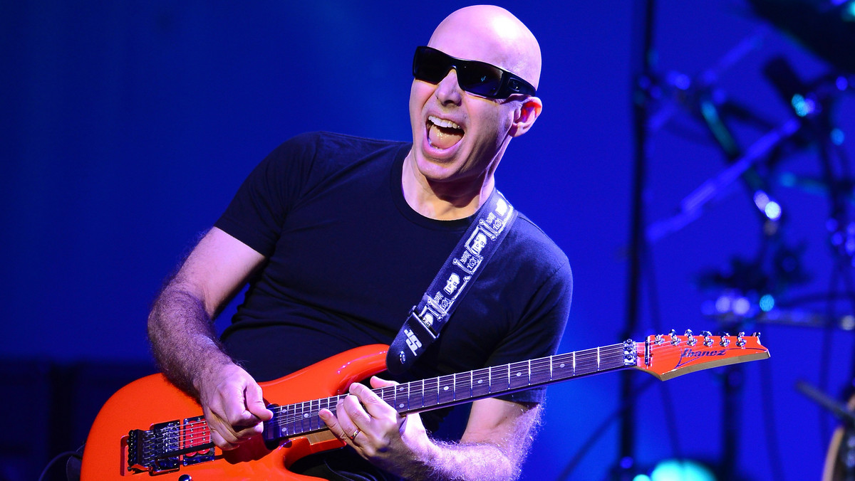 Joe Satriani to jeden z najważniejszych gitarzystów w historii muzyki. Muzyk 18 października zagra koncert w Polsce. Zanim to nastąpi, zapraszamy do lektury wywiadu z artystą. Joe Satriani opowiedział między innymi o tym, czy inny zespół stanowi zagrożenie dla Chickenfoot, o planowanej płycie jego supergrupy oraz jego najnowszym krążku, "Shockwave Supernova". Wyjaśnił też, kim jest szalony Joey.