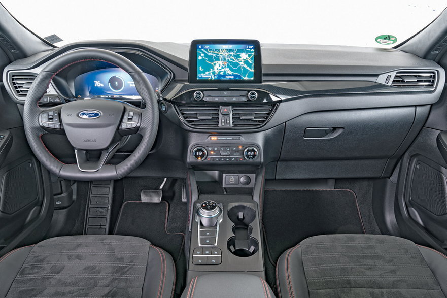 Ford Kuga (2022, III) - znakomity ergonomicznie miks wyświetlaczy, obsługi dotykowej oraz prawdziwych przycisków i pokręteł sprawdza się rewelacyjnie.