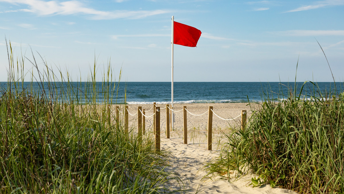 Czy czerwona flaga oznacza bezwzględny zakaz kąpieli w morzu?