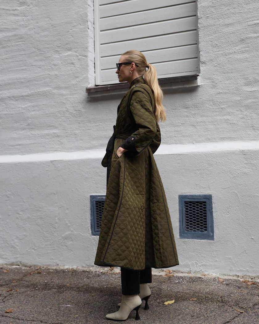 Classique et élégante: l’influenceuse norvégienne Tine Andrea Lauvli (31 ans) connaît les tendances et porte un manteau matelassé en vert olive. 