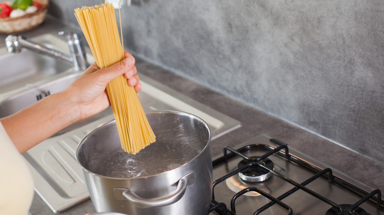 Správna technika varenia cestovín rozhoduje o tom, či budú voňavé a chutné, alebo sa zlepia do jednej hmoty.