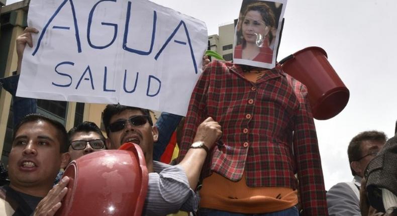 People protest in La Paz on November 18, 2016 against Bolivia's water shortage