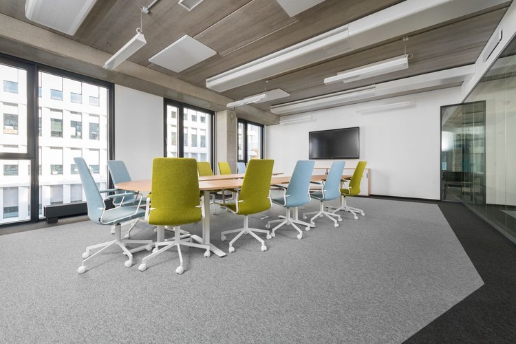 W parku biznesowym znajduje się też hotel, bank, punkt kurierski, kiosk i pralnia. Wszystko to w ramach programu Hospitality - z ang. gościnność. Polega on na dbaniu o wygodę i czas pracujących w kompleksie oraz kompleksowym zarządzaniu dostawcami usług.