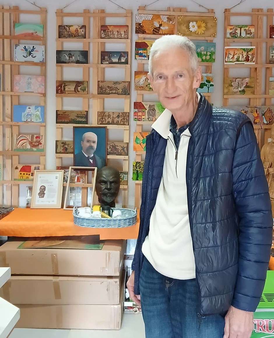 Dr Buha je razvio klinički pristup koji kombinuje preciznost akupunkture i efekte pčelinjeg otrova, uz apsolutnu kontrolu bezbednosti pacijenta