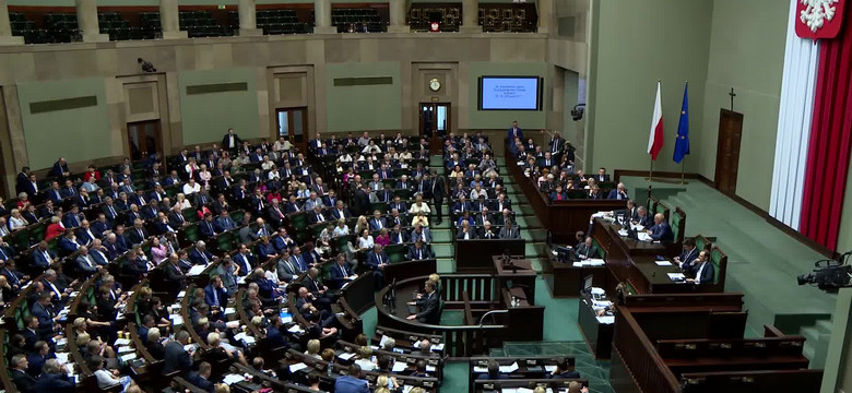 Sejm uchwalił ustawę o SN. Politycy komentują, opozycja protestuje
