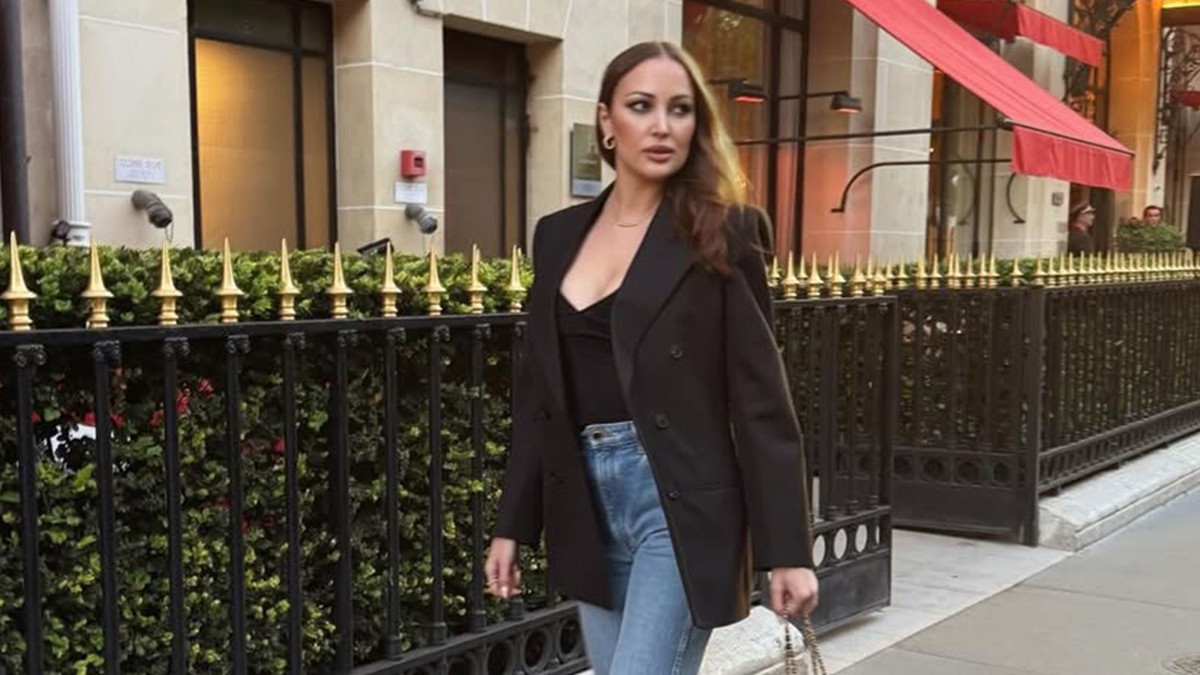 ŠIK IZDANJE ALEKSANDRE PRIJOVIĆ Prošetala Parizom skockana od glave do pete: Cipele nema ko nije primetio (Foto)