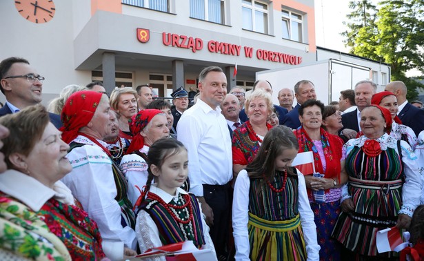 Odrzywół, 13.07.2020. Wybrany na II kadencję prezydent RP Andrzej Duda (C) podczas spotkania z mieszkańcami na parkingu przed urzędem gminy w miejscowości Odrzywół (woj. mazowieckie), 13 bm. (kf) PAP/Leszek Szymański