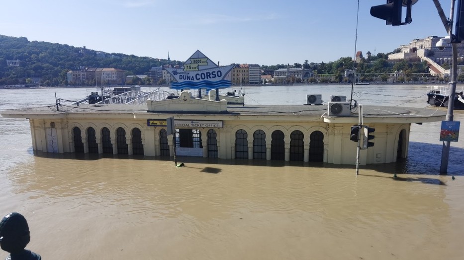 A pesti alsó rakpart a Szabadság híd közelében - Ringier/Oláh Caba