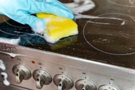 Najlakši TRIK ZA ČIŠĆENJE ploče na električnom šporetu: Potreban vam je samo JEDAN SASTOJAK koji sigurno već imate, i sve će da blista!