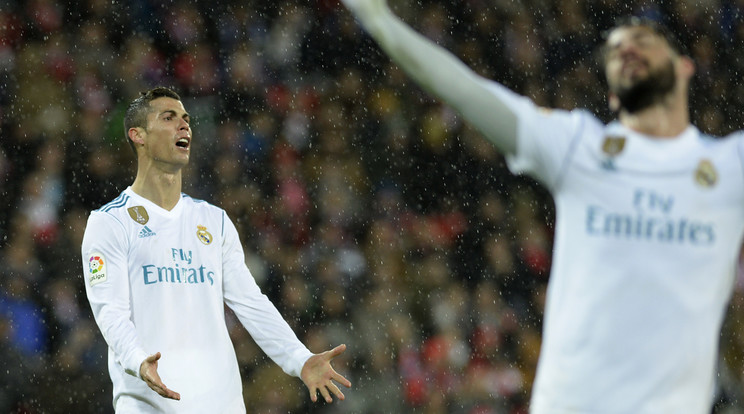 Cristiano Ronaldo (balról) és Isco is csalódott a bilbaói döntetlen miatt /Fotó: AFP