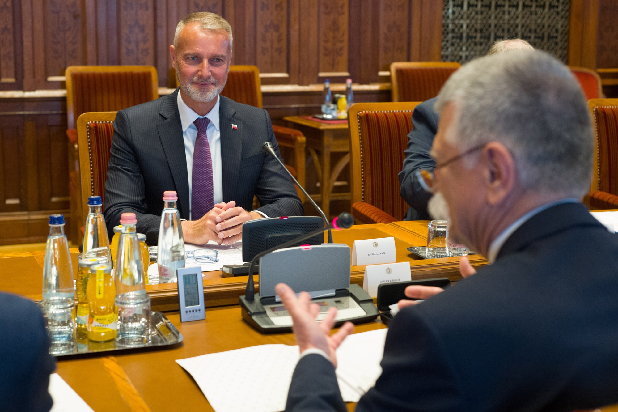 Predseda Národnej rady SR Richard Raši (vpravo) a predseda maďarského Národného zhromaždenia László Kövér.