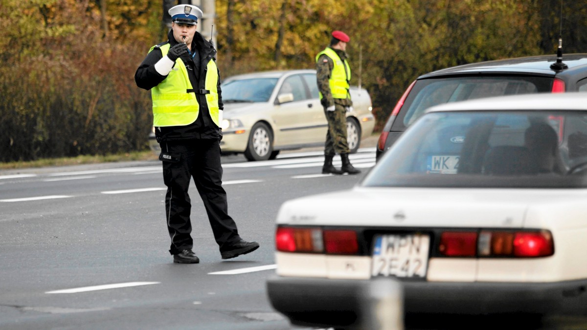 W 128 wypadkach, do jakich doszło na polskich drogach w środę, zginęło dziewięć osób, a 157 zostało rannych. Zatrzymano też 286 nietrzeźwych kierowców. Policjanci apelują o szczególną ostrożność i rozwagę na drogach.