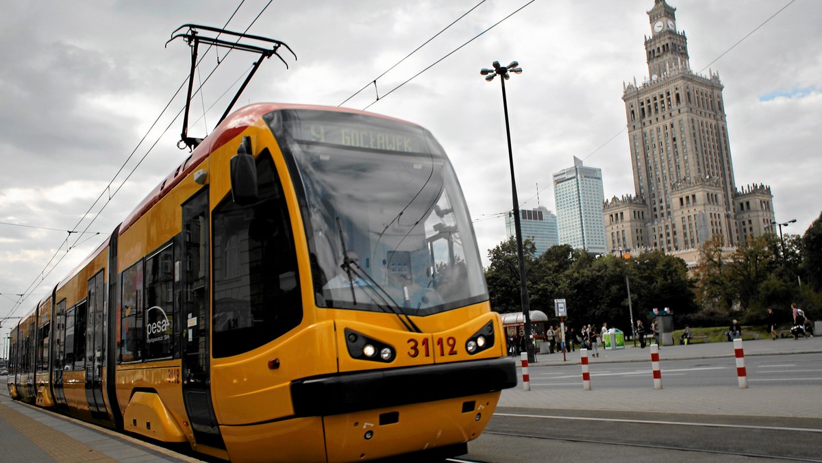 Tramwaje przestały kursować między al. Zieleniecką a rondem Wiatraczna. Wróciły na Targową. Również kierowcy muszą przygotować się na zmiany. Wszystko przez dalszy ciąg modernizacji torowiska na Pradze - podaje tvnwarszawa.pl.