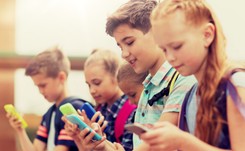 Chcą zakazać smartfonów w szkołach. Uczniowie wściekli, rodzice oddychają z ulgą