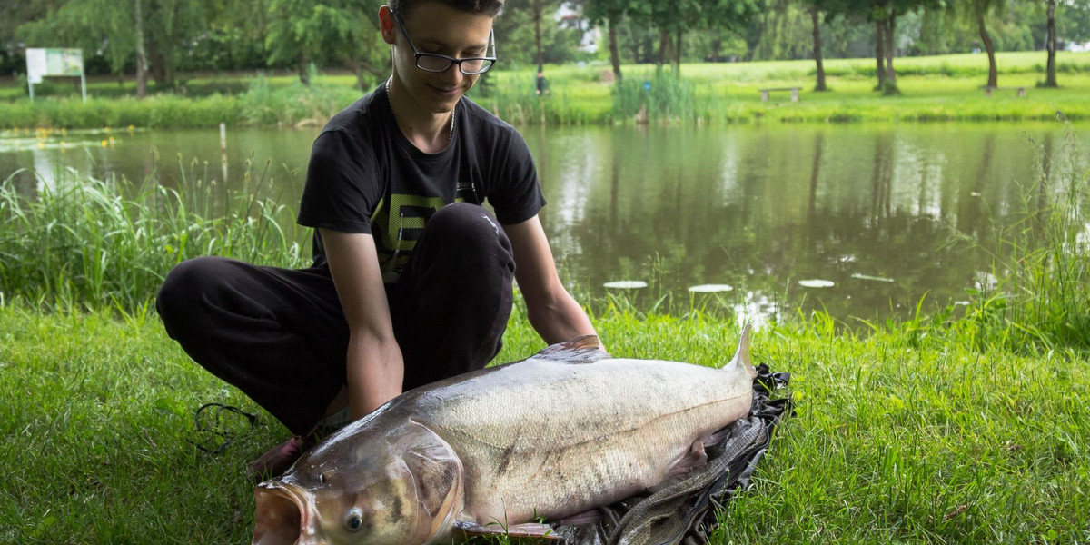 18-letni wędkarz Arek: Wyciągnąłem potwora ze stawu! 