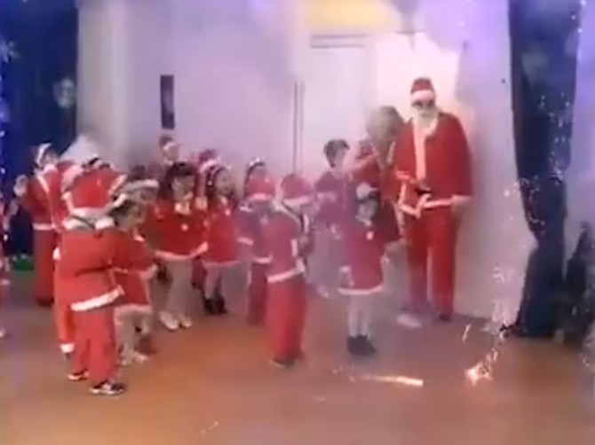Izvođenje dečje predstave pošlo je po zlu zbog vatrometa koji se zapalio u sali