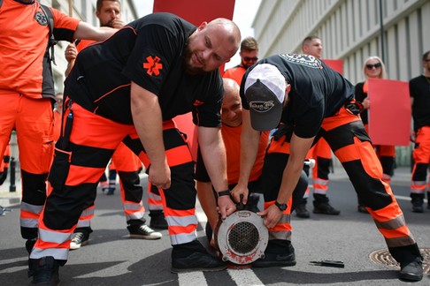 Protest pielęgniarek i położnych przed budynkiem Sejmu w Warszawie, czerwiec 2021  