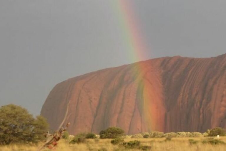 Święta Góra Aborygenów: Uluru. I niezwykle rzadki widok – tęcza nad nią / fot. archiwum prywatne Anny i Jacka Korzeniowskich