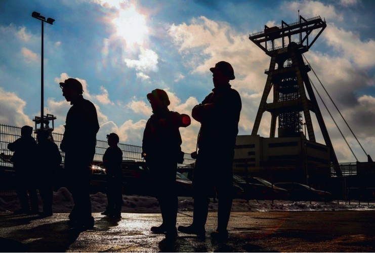 Tradycyjnie to jedna z najbardziej aktywnych grup. Czarnym snem każdego rządu liczącego na reelekcję są tłumy górników palących opony przed Sejmem lub kancelarią premiera. W tym roku było podobnie. W ostatni czwartek, tuż przed niedzielnymi wyborami, doszło do protestów w ok. 100 miastach – głównie Śląska i Małopolski. Kilkaset osób zjechało też do Warszawy. Trudno jednoznacznie wskazać górników jako społecznych zwycięzców lub przegranych tegorocznej kampanii. Rząd PO– –PSL nie zrealizował porozumień ze stycznia 2015 (do końca września miała powstać Nowa Kompania Węglowa). Ewa Kopacz zawiesiła te plany, obawiając się, że Bruksela uzna je za niedozwoloną pomoc publiczną.<br><br>Z drugiej strony w budżecie na 2016 r. rząd już zaplanował dodatkowe 900 mln zł na „kontynuację dofinansowania zadań restrukturyzacyjnych w sektorze górnictwa węgla kamiennego”. W planach jest również zasilenie kopalni TF Silesia akcjami spółek Skarbu Państwa (PZU, PGE, PGNiG) w kwocie 1,4 mld zł.<br><br>To jednak górników nie przekonuje. Dlatego coraz jawniej deklarują swoje poparcie dla PiS. Partia Jarosława Kaczyńskiego szybko wyczuła te nastroje. Przed wyborami Beata Szydło obiecała utrzymanie przywilejów górniczych i zniesienie części podatków, jakimi obciążone są górnicze spółki (głównie chodzi o KGHM). Niezależnie więc od ostatecznego wyniku wyborów górnicy zyskali.<br><br><br><br>