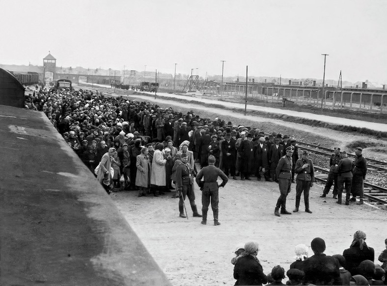 Maj 1944. Żydzi z Rusi Podkarpackiej przed „selekcją” na rampie w Auschwitz-Birkenau. Fot. Bernhard Walter lub Ernst Hofmann / Lili Jacob / Fortepan