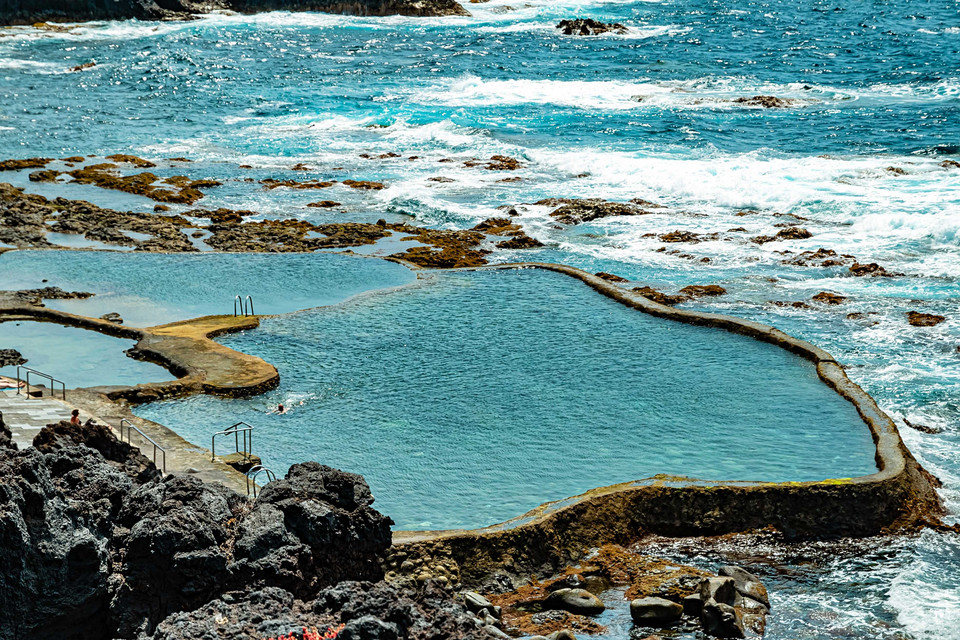 Na El Hierro dostępu do morza bronią powulkaniczne ostre skały, dlatego zbudowane kilka naturalnie wkomponowanych w wybrzeże basenów, na zdjęciu popularne kąpielisko w pobliżu Las Puntas