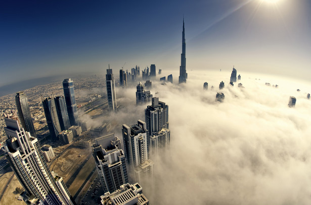 Dubaj Choć w Dubaju znajduje się najwyższy budynek świata – Burdż Chalifa (829 metrów) – to stolica Zjednoczonych Emiratów Arabskich znalazła się „dopiero” na trzecim miejscu wśród najwyższych miast świata. W mieście znajdują się 203 drapacze chmur. Dubaj z lotu ptaka - zobacz 5 niesamowitych zdjęć miasta na piasku