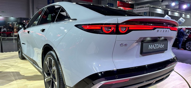 Nowa Mazda znika w ciemno. Japończycy mają sposób na zakaz aut spalinowych