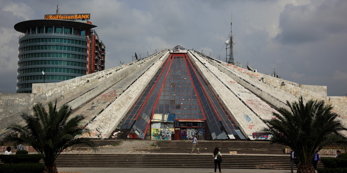 W stolicy Albanii - Tiranie - stoi od lat niedokończona piramida, która jak zapewniają nas władze tego europejskiego kraju ma stać się symbolem technologicznej zmiany całego regionu.