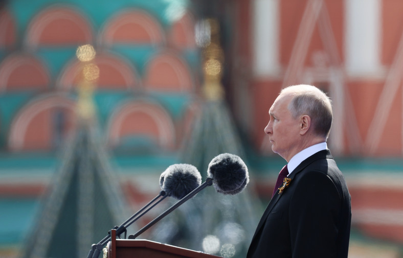 Prezydent Rosji Władimir Putin wygłaszający przemówienie podczas parady wojskowej z okazji Dnia Zwycięstwa na Placu Czerwonym w centrum Moskwy, 9 maja 2023 r.