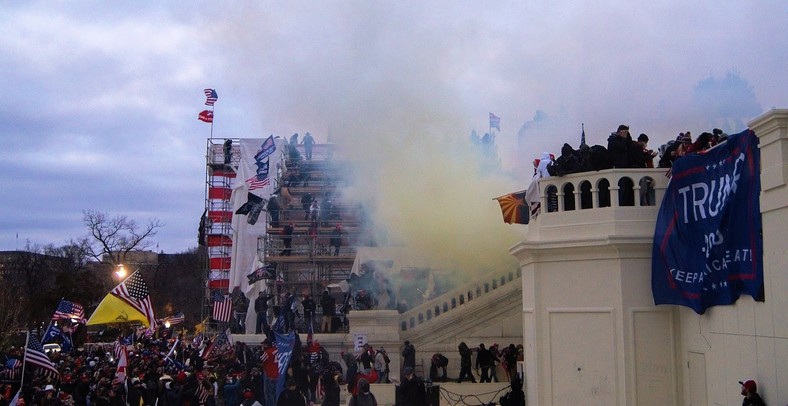 Starcia uczestników ataku z policją przed Kapitolem, 2021 r.