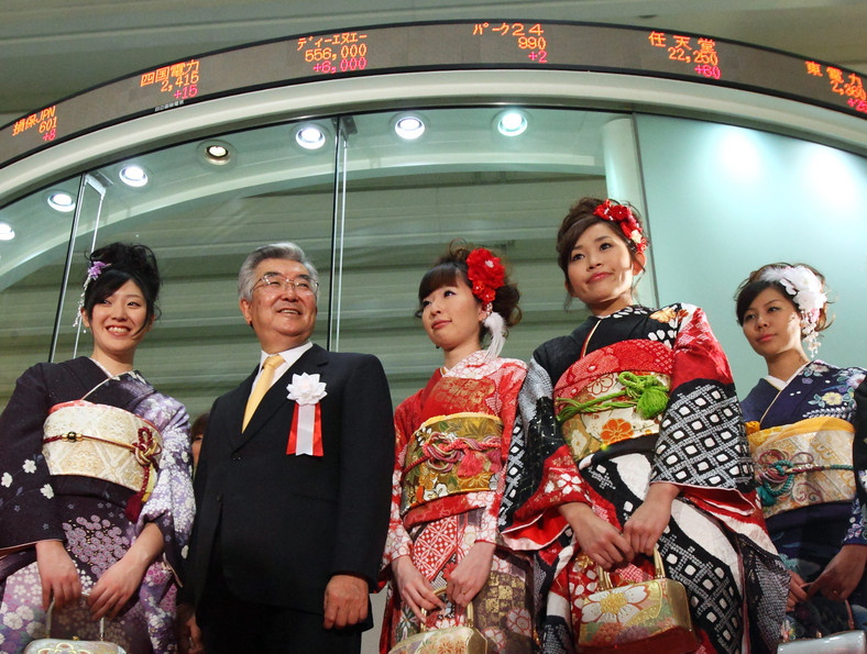 Giełda Tokyo Stock  Exchange, 2 od lewej strony jej prezes Atsushi Saito