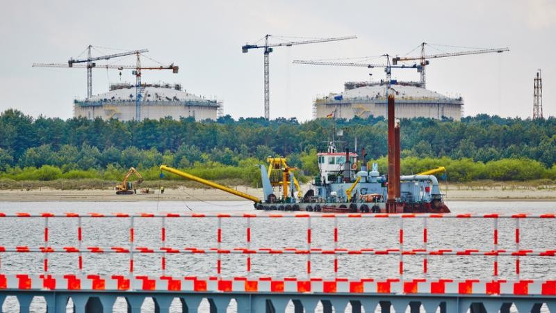 <strong>Pełna zdolność za rok</strong><br>
Opóźnienie wzbudziło też wątpliwości Najwyższej Izby Kontroli, której prezes Krzysztof Kwiatkowski zapowiedział na ten rok inspekcję inwestycji. Zgodnie z warunkami 20-letniej umowy z Katarem za nieodebranie w terminie transportów gazu stronie polskiej grożą kary.<br>
– W ubiegłym miesiącu zaawansowanie projektu przekroczyło 75 proc. – mówi Maciej Mazur, dyrektor biura komunikacji spółki Polskie LNG. – Przełom tego i przyszłego roku to testy instalacji i przygotowania do przyjęcia pierwszych komercyjnych dostaw. Zgodnie z aneksem do umowy z konsorcjum realizującym inwestycję na czele z włoską firmą Saipem terminal ma osiągnąć pełną zdolność eksploatacyjną na przełomie 2014 i 2015 r. – dodaje.<br>
<br>
Budowa terminalu LNG - lipiec 2013. Zdj. Polskie LNG