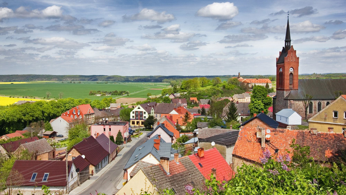 Cedynia ma swoją wielką historię i wielką zagadkę. Obie wiążą się z bitwą, w której naprzeciw siebie stanęły wojska księcia Mieszka i margrabiego Hodona. Podróż do najdalej na zachód wysuniętego miasta Polski jest trochę jak wyprawa w głąb czasu. A jednocześnie, za sprawą zmieniających się krajobrazów, przywodzi na myśl wodzenie palcem po mapie Europy.