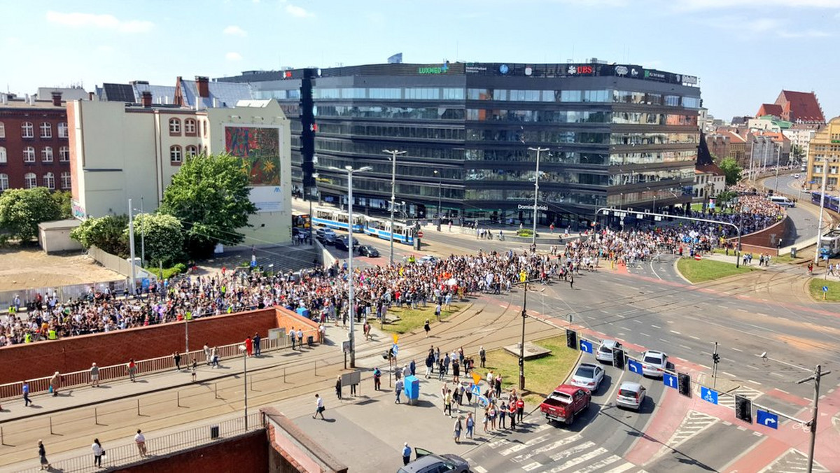 Od tradycyjnego pochodu studentów ulicami miasta rozpoczęły się Juwenalia we Wrocławiu. Żacy, którzy odebrali już symboliczne klucze do bram miasta, zmierzają właśnie z placu Wolności na teren Politechniki Wrocławskiej. W marszu idzie kilka tysięcy osób. Utrudnienia w ruchu dla kierowców w centrum Wrocławia mogą potrwać nawet do 14.30.