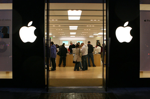 Salony Apple w USA przeżywają potężne oblężenie. Polityka sprzedaży koncernu z Cupertino, stawia na bliskie relację z klientami. Każdy może pobawić się iPadem, lub skorzystać z MacBooka. Nie ma mowy o tabliczce - NIE DOTYKAMY TOWARU