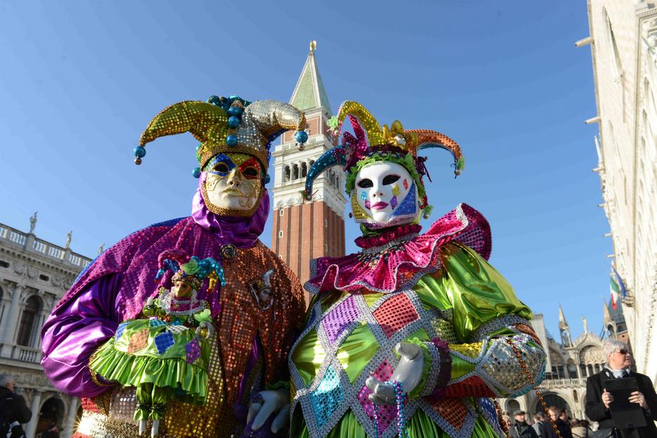 A színes jelmezek és pompás maszkok elengedhetetlen kellékei a velencei karneválnak /Fotó: Northfoto