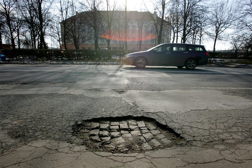 Wjechałeś w dziurę? Nie daj się spławić! Odzyskaj pieniądze 