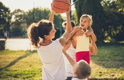 Badanie pokazało ciekawą zależność między posiadaniem dziecka a aktywnością sportową