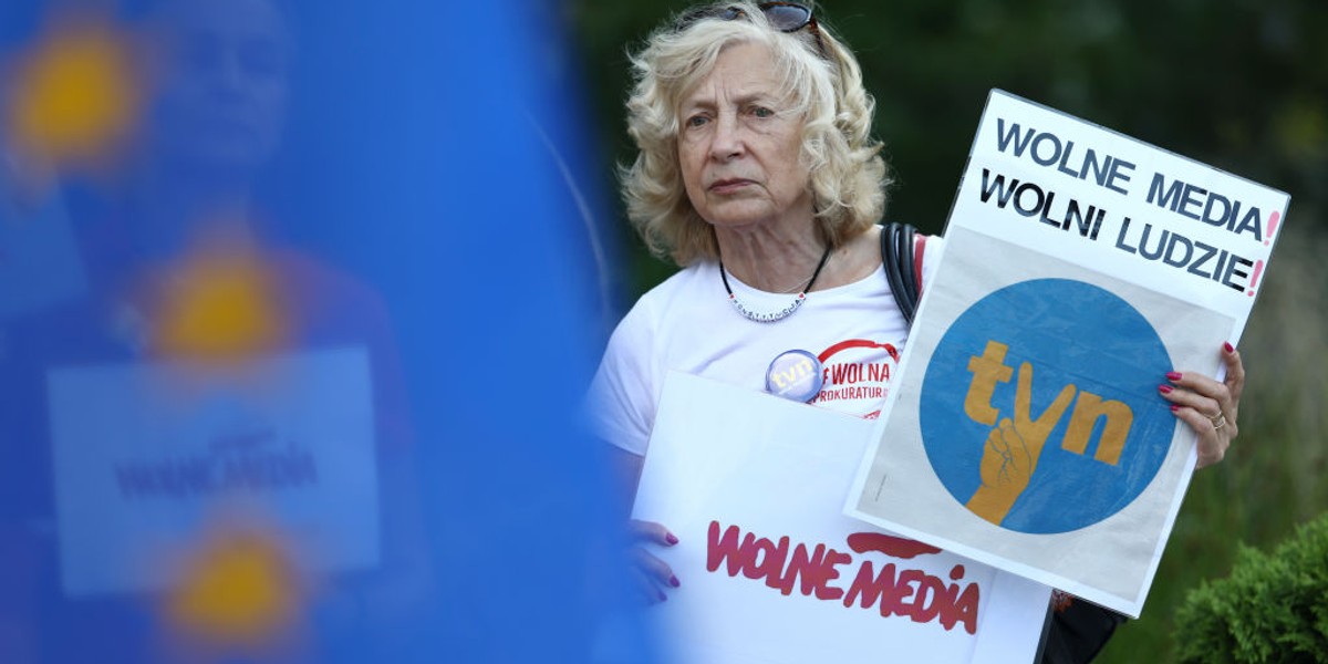 Discovery już zapowiedziało podjęcie kroków prawnych wobec Polski. Sejmowym pracom nad lex TVN w Sejmie towarzyszyły demonstracje w obronie wolnych mediów. 