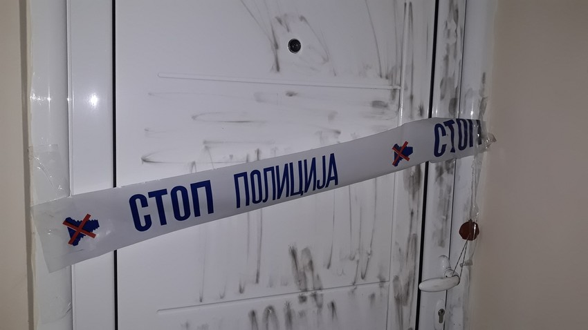 Policijska traka na vratima stana stradale žene
